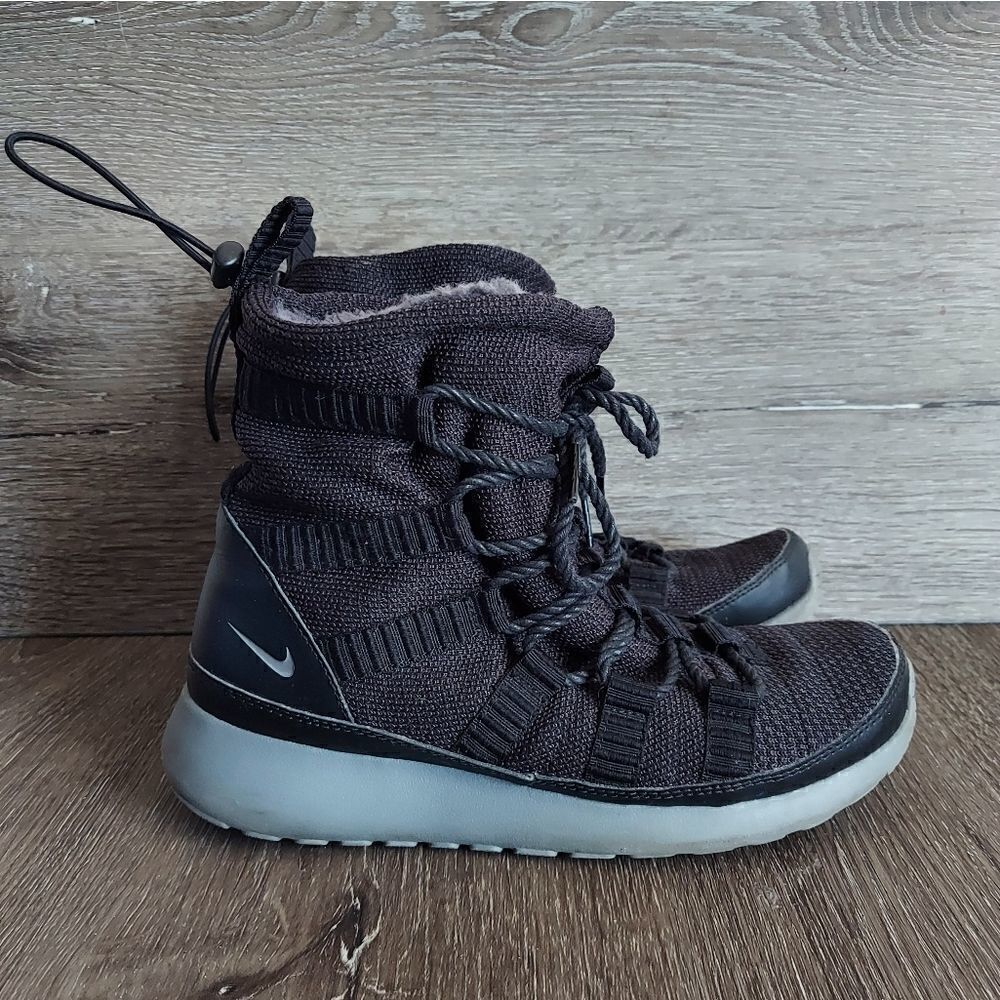 Nike Women’s Roshe Run High Snow Boots 807424-001 Black Pre Owned Size US 6
